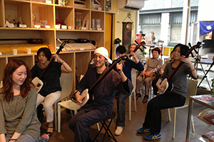 しゃみせん楽家店内にて三味線教室「あかい紅葉」（愛知県安城市）と三味線交流会開催