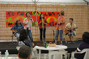 「スキヤキ・ミーツ・ザ・ワールド」カフェステージにて、生徒さんユニット「ハナ・サーサー」として出演